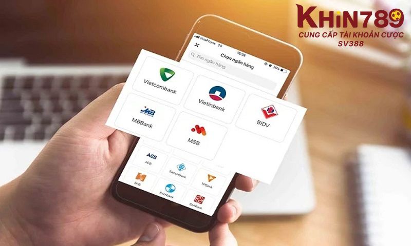 Thao tác rút tiền qua app ngân hàng tiện lợi